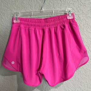 Lululemon Hotty Hot Low-Rise Lined Short 4" size: 6 color:sonic pink